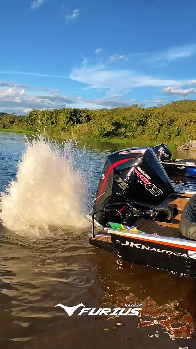 Barco Furius acelerando com motor Mercury Pro XS