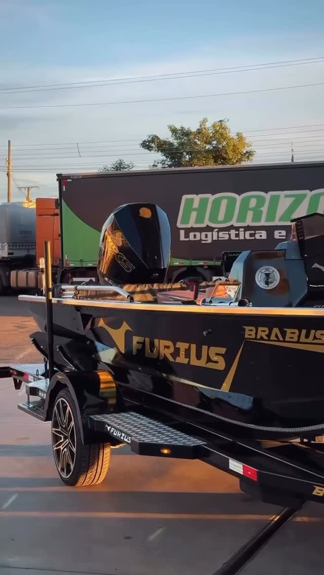 Barco Furius com detalhes dourados sobre trailer