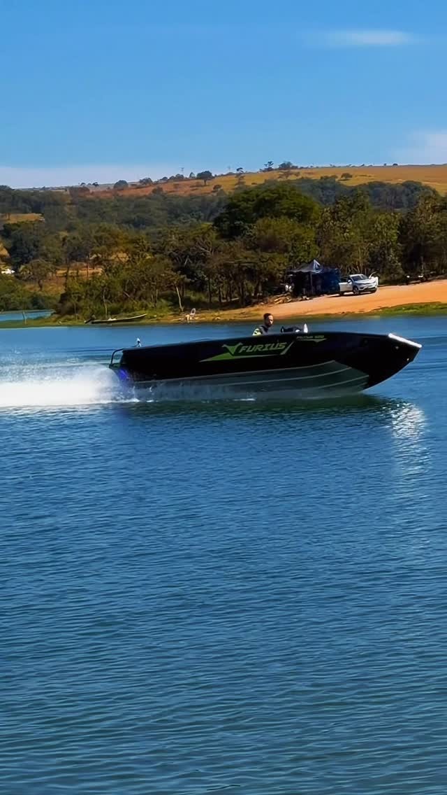 Barco Furius navegando em alta velocidade