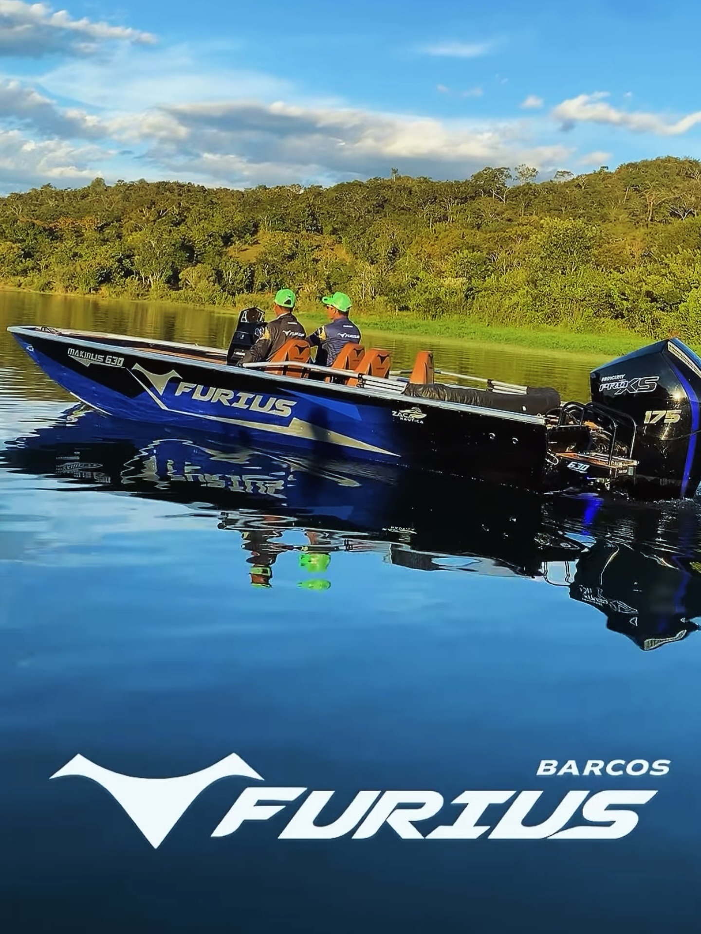 Barco Furius Makinus 630 navegando em lago com pescadores a bordo