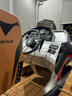 Console e volante do Makinus 630 em detalhe