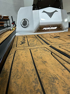 Detalhe frontal do console e piso do Makinus 630