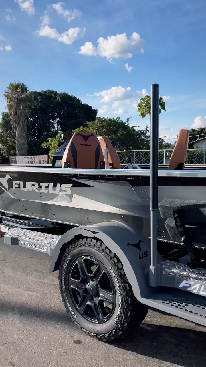 Falcus Furius com detalhes em preto e prata