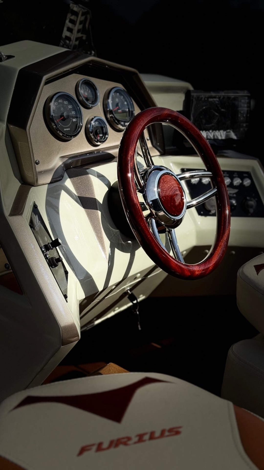 Console e volante interno do barco Furius