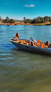 Makinus 630 em movimento no rio com equipe a bordo