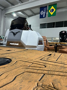 Detalhe do piso emborrachado e console do Makinus 630