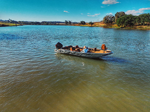 Makinus 630 em plena navegação em ambiente natural