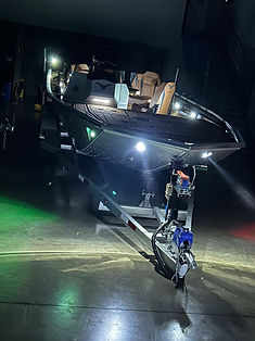 Makinus 630 preparado na fábrica com iluminação noturna